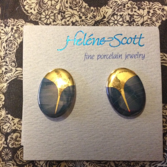 Porcelain earrings💕💙4/$10⚡️