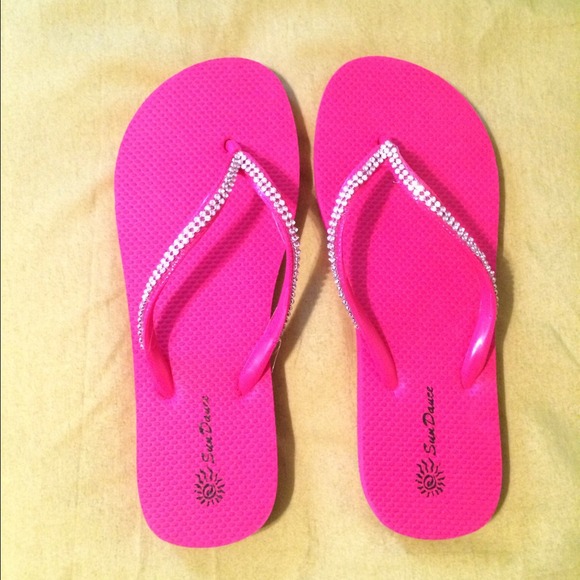 Shoes - Pink flip flops