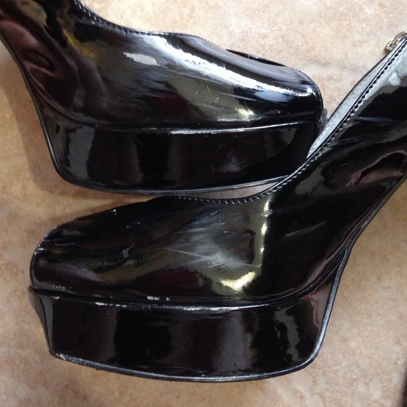 💕Guess Heels💕 - Picture 3 of 4