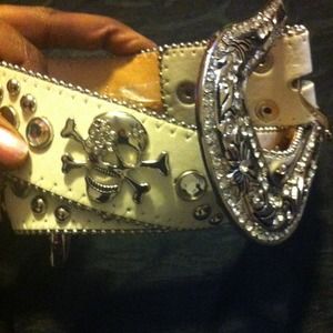 Skulls belt