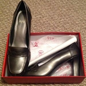 Impo! Tally in Shimmer Patent Charcoal.Size 11