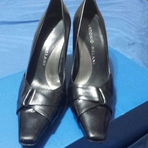 SOLD.......Gorgeous black Antonio Melani heels