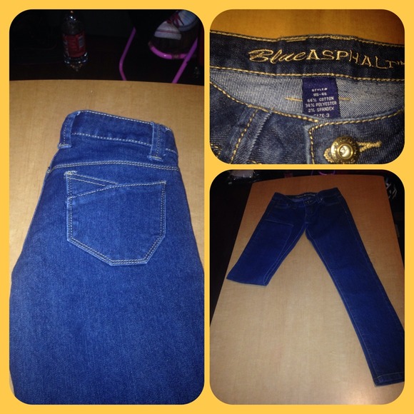 A pair of dark blue jeans👖🔥