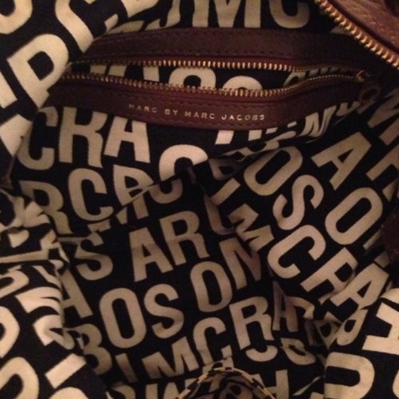A very comfortable Marc by Marc Jacobs leather bag - Picture 3 of 4