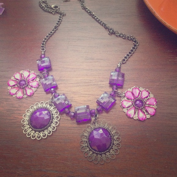 Beautiful statement necklace!