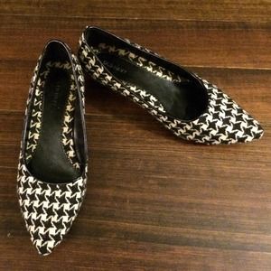 Houndstooth almost flats