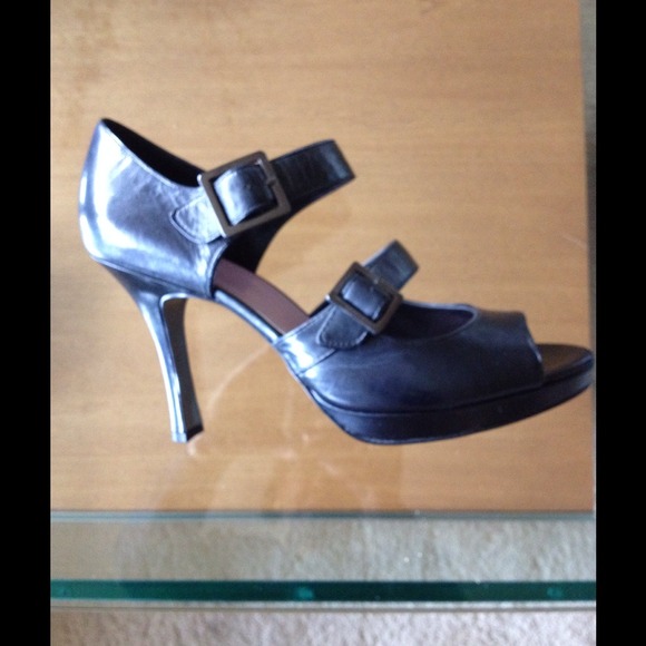 TAHARI- never worn