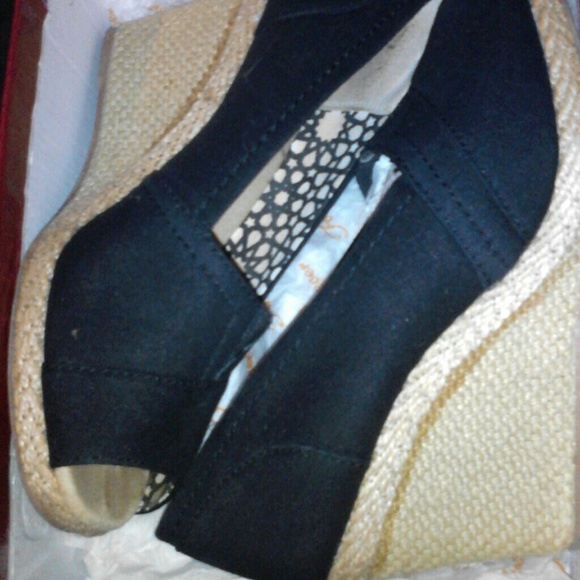 Black wedges