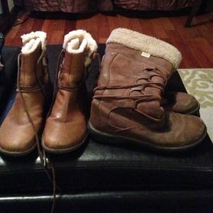2 pairs of Uggs size 9
