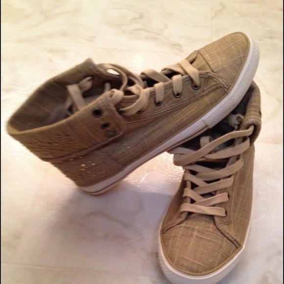 *Never Worn* Super cute canvas sneakers