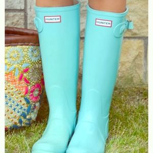 LOOKING FOR HUNTER BOOTS