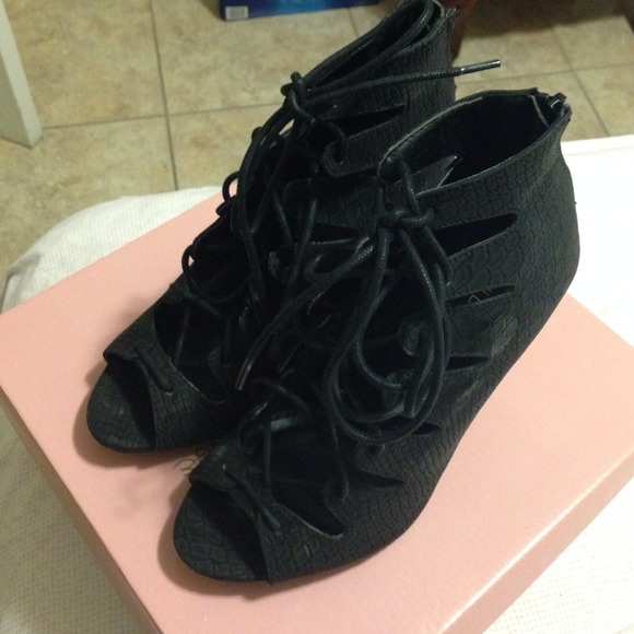 Shoes - Picture 1 of 3