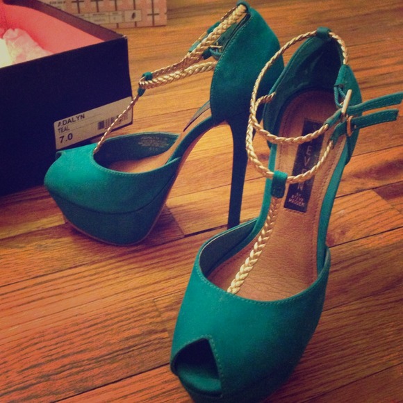 Beautiful teal STEVEN By Steve Madden pumps