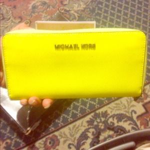 **ON HOLD***Michael  Kors Jet set wallet OBO