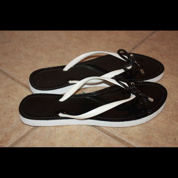Size 9 shiny flip flops - Picture 2 of 2