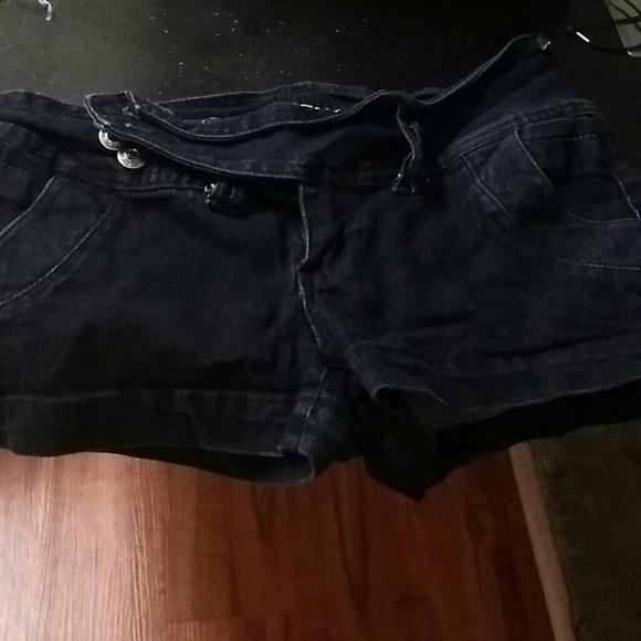 Size 9 shorts - Picture 2 of 3