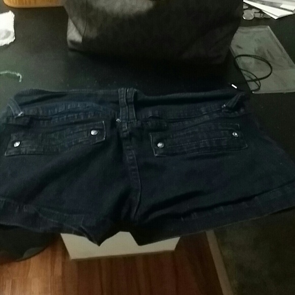 Size 9 shorts - Picture 3 of 3