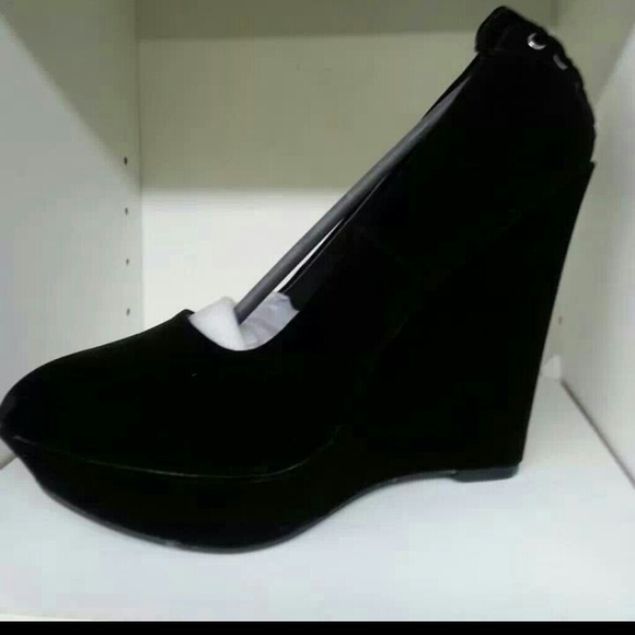 Shoe - Picture 1 of 2