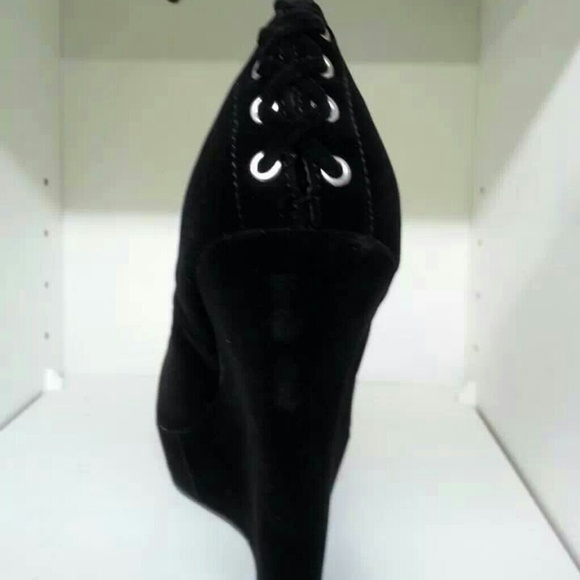 Shoe - Picture 2 of 2