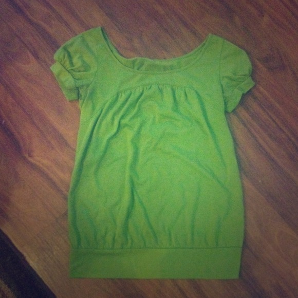 Cute green top!