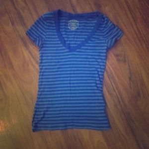 ✊✊TRADED✊✊2 V neck old navy tee