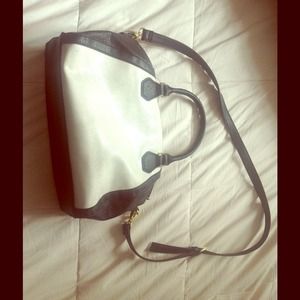 Crossover black and white bag