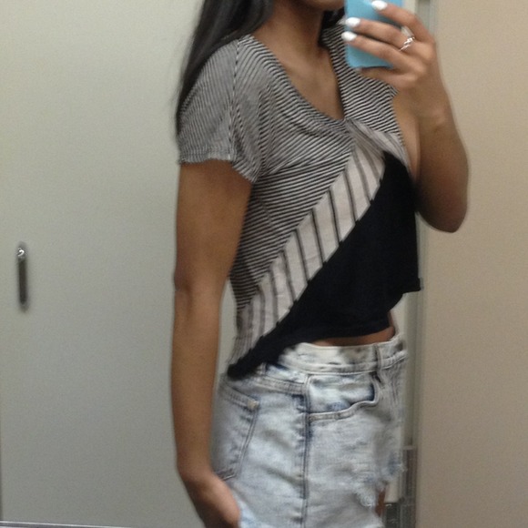 Crop top - Picture 2 of 3