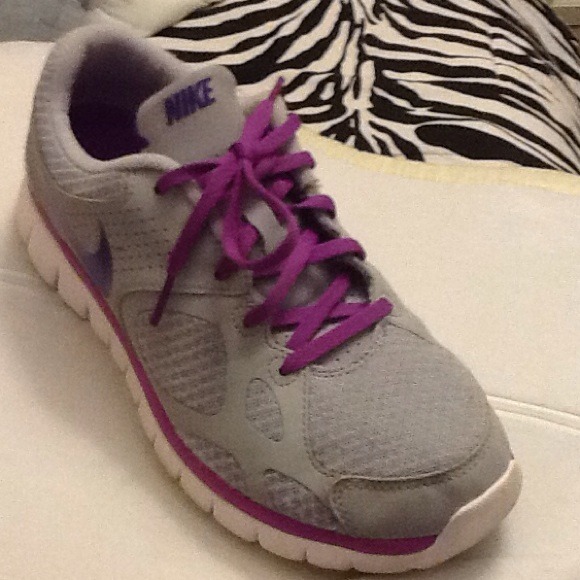 Used tennis shoes nike fit sole sz8.5/
