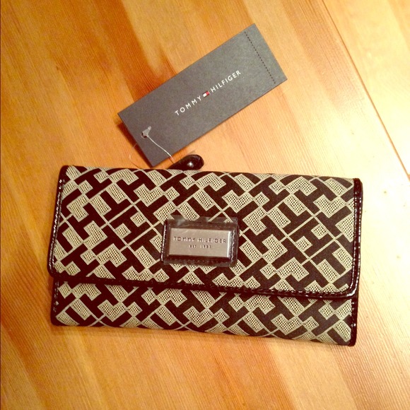 ---SOLD---Tommy Hilfiger Checkbook Wallet - Picture 1 of 1