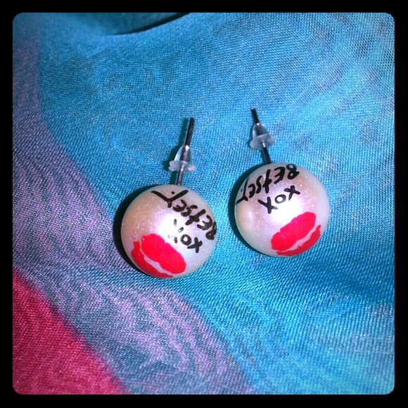 Betsey Johnson Faux Pearls Kiss print Stud Earring - Picture 1 of 2