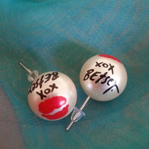 Betsey Johnson Faux Pearls Kiss print Stud Earring - Picture 2 of 2