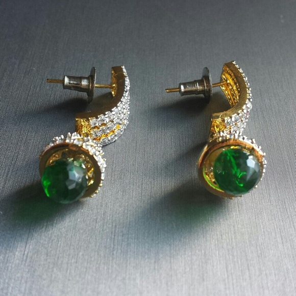 Cubic zirconia & gorgeous green crystal earrings - Picture 4 of 4