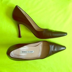 Manolo Blahnik black leather pumps heels