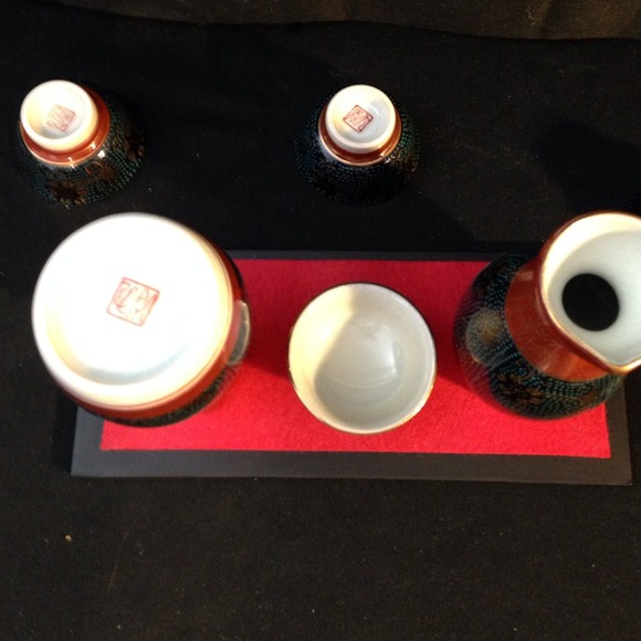 Sake set with black stand - Picture 4 of 4