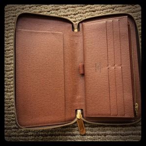 Authentic Louis Vuitton zippy organizer monogram