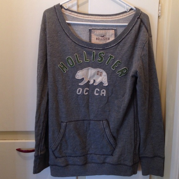 SOLD IN BUNDLE Hollister sweater!