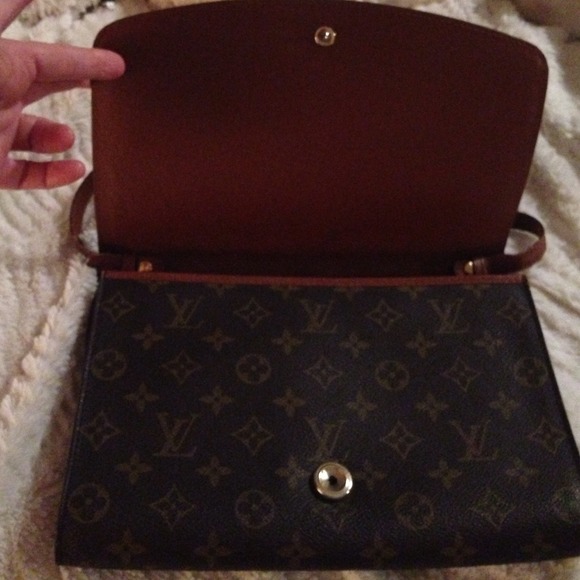 💢SOLD💢 LOUIS VUITTON Clutch/shoulder bag. - Picture 2 of 4