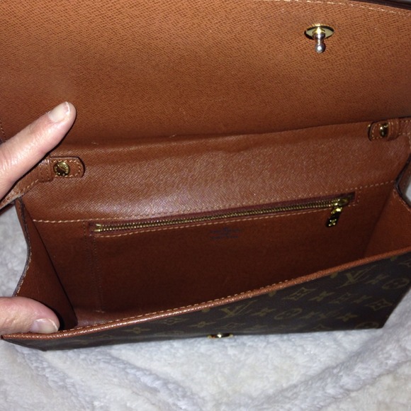 💢SOLD💢 LOUIS VUITTON Clutch/shoulder bag. - Picture 3 of 4