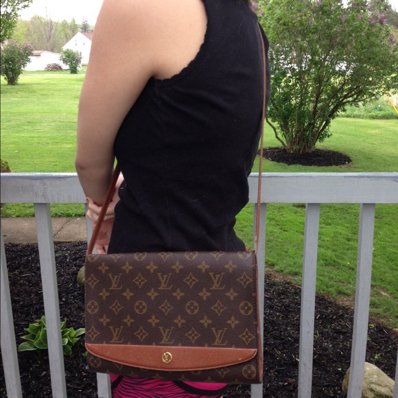 💢SOLD💢 LOUIS VUITTON Clutch/shoulder bag. - Picture 4 of 4