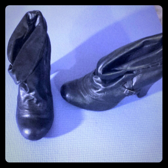 Size 6.5 black heeled booties