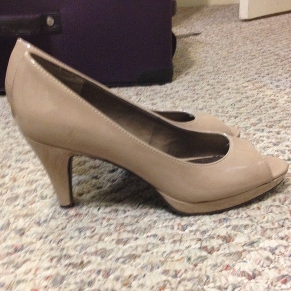 Bandolino nude peep toe pumps!