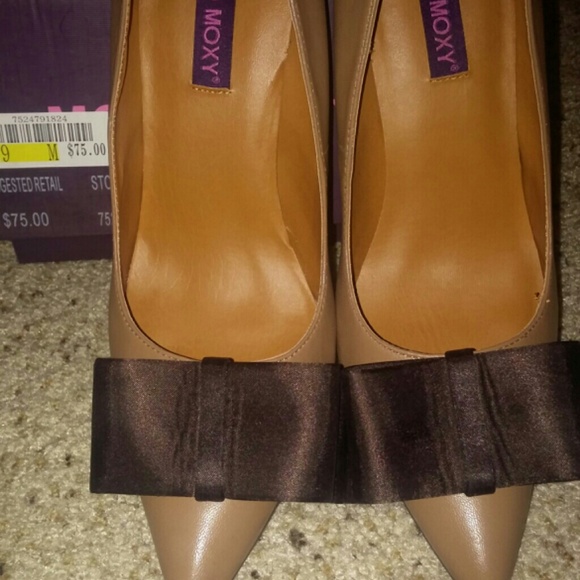 Women's high heeled (4") dress shoe