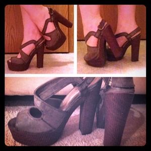 Sexy chunky heels!!! 👠👠👠