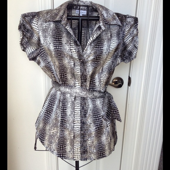 Button short sleeve w/snake print & matching belt