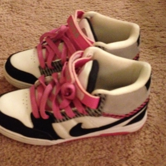 Nike 6.0 super cute sneakers! Never worn. BNWOT.
