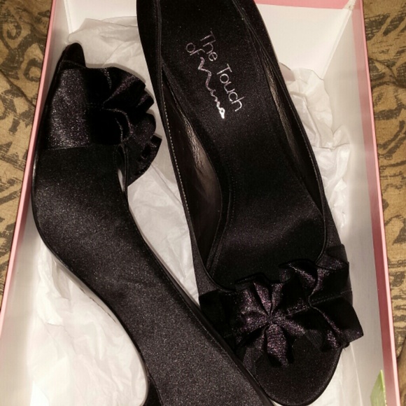 Touch of nina black satin pumps