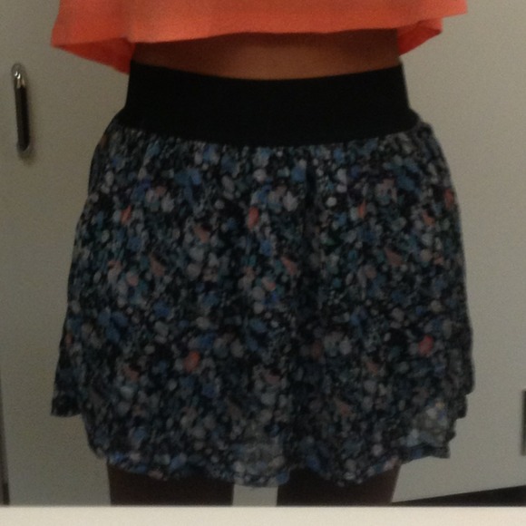 floral print high waisted skirt!! 🌸🌺 - Picture 2 of 3