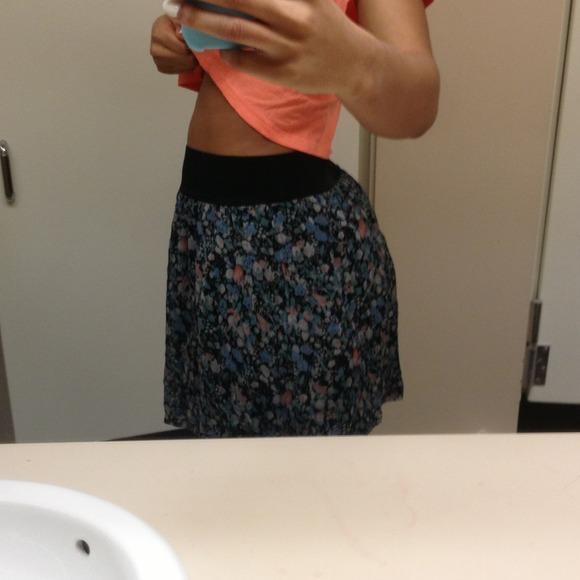 floral print high waisted skirt!! 🌸🌺 - Picture 3 of 3