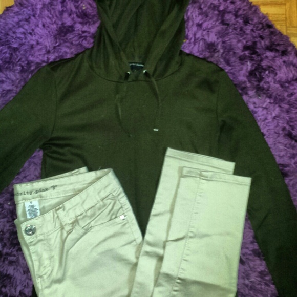 Sweatshirt - Picture 1 of 2