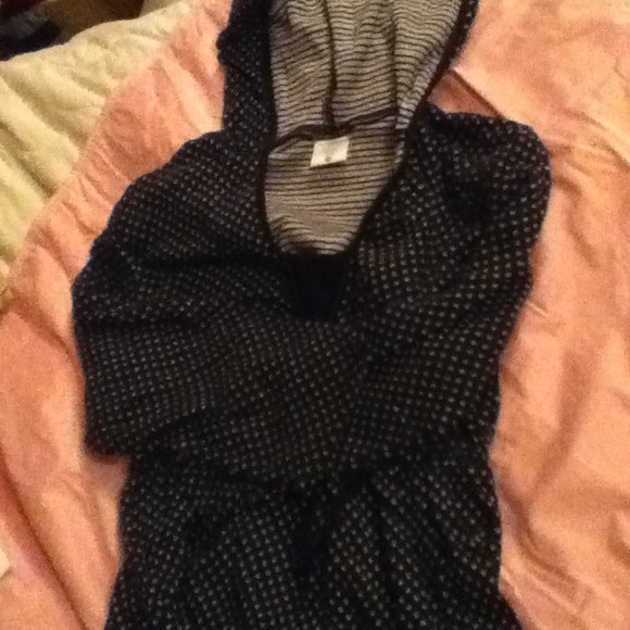 Maternity top with hood